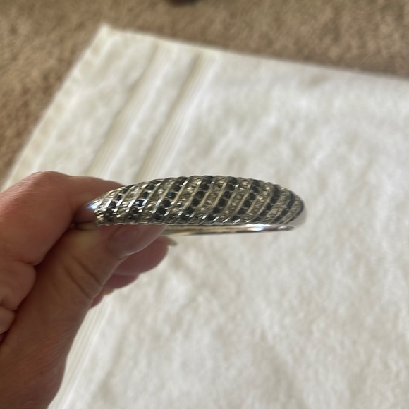 Beautiful silver Bangle - Picture 1 of 4